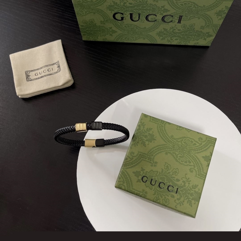G*u*i bracelets